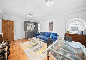 5BG Top Floor Attic 1 BR sleeps 4 Balcony Aircon