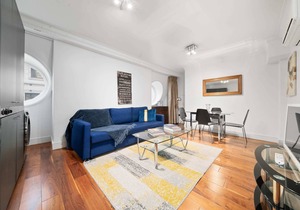 5BG Top Floor Attic 1 BR sleeps 4 Balcony Aircon