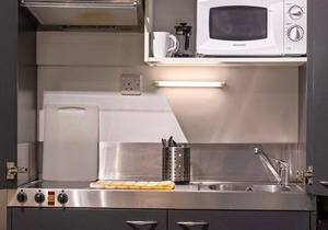 5BG Top Floor Attic 1 BR sleeps 4 Balcony Aircon