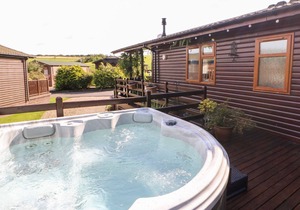 6 BADGERS RETREAT, pet friendly, with hot tub in Richmond