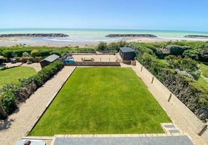 6 bedroom accommodation in Elmer