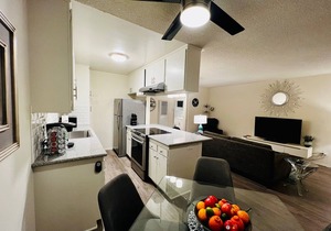 60's Modern, Mountain Views, Pool, Near Studios and All L.A. Attractions! Apt 15