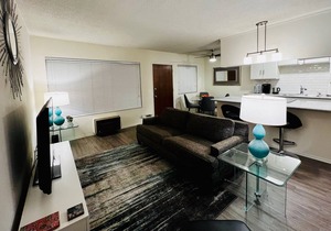 60's Modern, Mountain Views, Pool, Near Studios and All L.A. Attractions! Apt 15