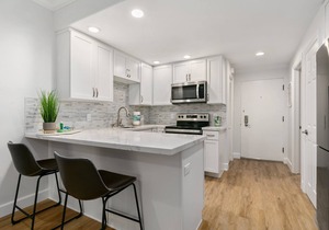 617 Just Listed - Fresh, Free Wifi and Parking 617