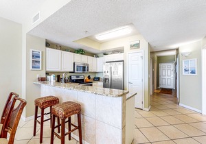 6th Floor Airy Condo w/On-Site Pool & Hot Tub, Quick Walk To The Beach