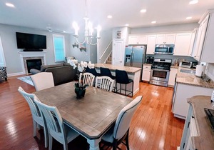 8 BR/4 Baths -Whole Bldg - 2 Units/Walk to Fun