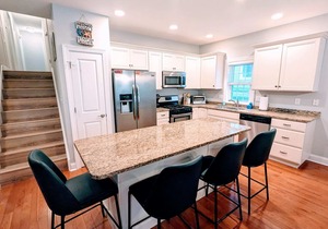 8 BR/4 Baths -Whole Bldg - 2 Units/Walk to Fun