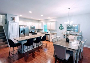 8 BR/4 Baths -Whole Bldg - 2 Units/Walk to Fun