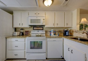 8 Hilton Head Cabanas: So Close to the beach! 2 BR Villa. Free Bikes, Pool