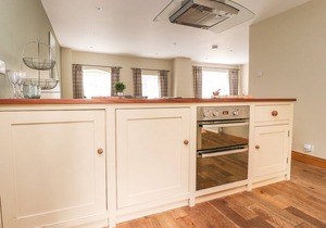 9 RIVERSIDE WALK, pet friendly, character holiday cottage in Gargrave