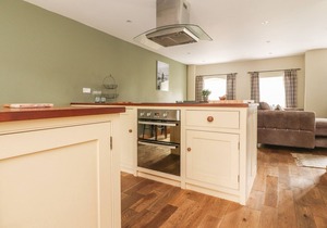 9 RIVERSIDE WALK, pet friendly, character holiday cottage in Gargrave