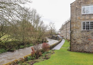 9 RIVERSIDE WALK, pet friendly, character holiday cottage in Gargrave