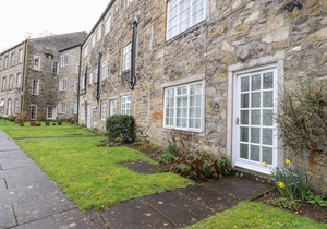 9 RIVERSIDE WALK, pet friendly, character holiday cottage in Gargrave