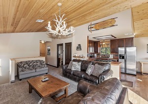 A Million Dollar View by Destination Big Bear : Upscale with Private Hot Tub! Deck with View! Game Room! Close to Skiing!