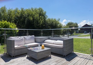 A wonderful family-friendly lodge with hot tub, set within Retallack Resort and Spa near Newquay in