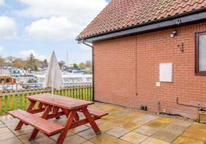 A wonderful riverside setting, and easy walking distance to shops and cafés.