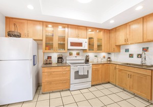 A04 - Beautiful Townhouse Style Bahia Vista Condo, POOL, BBQ, 2.5baths