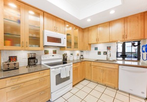 A04 - Beautiful Townhouse Style Bahia Vista Condo, POOL, BBQ, 2.5baths