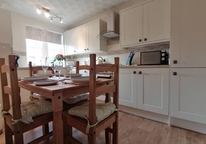 Acer Cottage - a cottage that sleeps 4 guests in 2 bedrooms