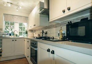 Acer Cottage - a cottage that sleeps 4 guests in 2 bedrooms