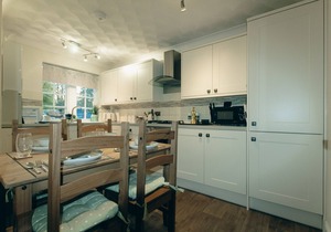 Acer Cottage - a cottage that sleeps 4 guests in 2 bedrooms