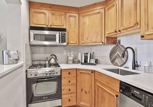 Adventure Hub~Nordic Ski, Snowmobile & Snow Shoeing Villa 3073-1