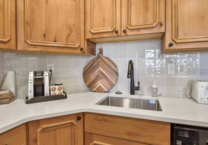 Adventure Hub~Nordic Ski, Snowmobile & Snow Shoeing Villa 3073-1