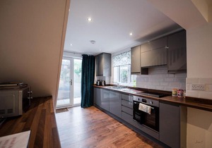 Air Host and Stay - Apartment 5 Broadhurst Court sleeps 6 minutes from town centre