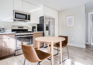 Airy Campbell 1BR w/Gym, Pool & Hot Tub, walk to WF & TJ, by Blueground