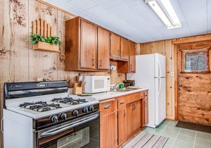 All-season lakefront cabin at Scott’s Twin Lake Resort with sunroom, beach, dock