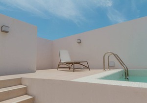 Amazing 1BR penthouse with private rooftop pool in #1 location 150m away from the beach