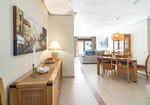 Amazing 2-Bedroom Retreat in Nueva Andalucia, Steps from Centro Plaza