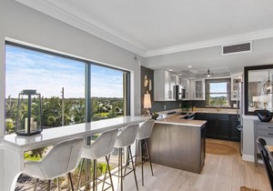 AMAZING OCEAN FRONT CONDO - TOP FLOOR - OCEAN VIEWS ALL AROUND!