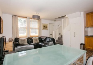 Amazing Two Bed Cottage in Victoria Park Village