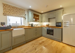 An exceptionally well-appointed ground floor apartment, not far from the beach.