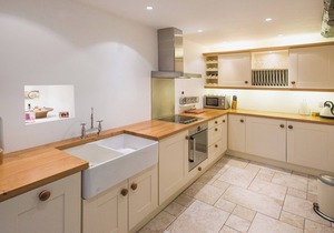 An impressive cottage with beams and views of the Middleham Castle.