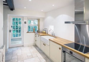 An impressive cottage with beams and views of the Middleham Castle.