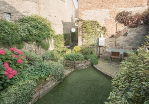 An impressive cottage with beams and views of the Middleham Castle.