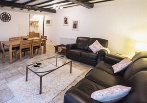 An impressive cottage with beams and views of the Middleham Castle.