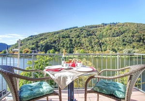 Apartment with balcony directly on the banks and with a view of the Moselle