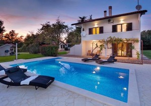 Apartment with private pool and large garden