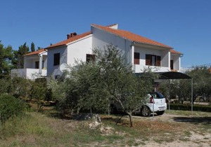 Apartments with a parking space Ugljan - 8403