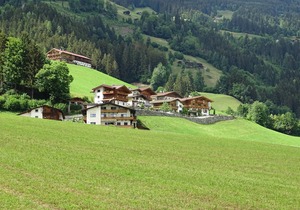 "App 2-4 Persons" in the Apartment House Alpenjuwel near several Ski Resorts