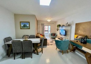 Apto amplo no coração da meia praia a 130m do mar