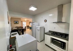 Apto amplo no coração da meia praia a 130m do mar