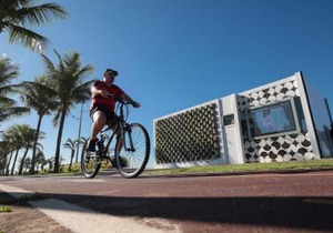 Apto Com Sacada e Ar Condicionado a 2 minutos da Praia
