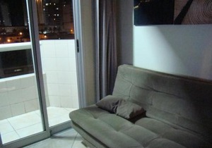 Apto Com Sacada e Ar Condicionado a 2 minutos da Praia