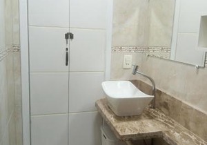 Apto Com Sacada e Ar Condicionado a 2 minutos da Praia