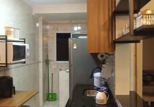 Apto Com Sacada e Ar Condicionado a 2 minutos da Praia