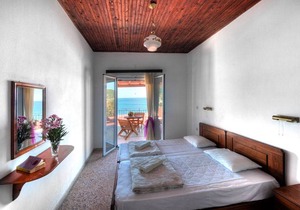 Arista Ferienwohnung 2 - mit Meerblick direkt am Strand von Agios Georgios Pagon